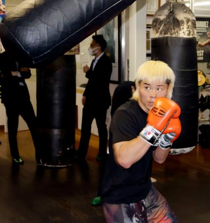 <p>　練習を公開したボクシングの那須川天心＝３１日、東京都内</p>