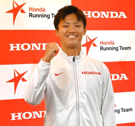 <p>　記者会見でポーズをとる、ホンダに入社する陸上男子の柳田大輝＝３１日、埼玉県川越市の東洋大</p>