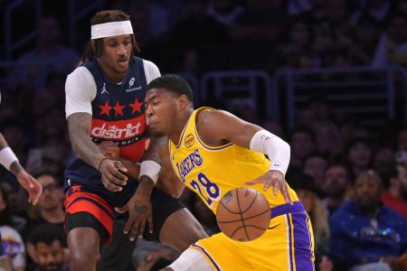 <p>　ウィザーズ戦で切り込むレーカーズの八村塁＝３０日、ロサンゼルス（ロイター＝共同）</p>