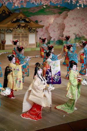 <p>　「都をどり」に向けた稽古の総仕上げ「大ざらえ」で、舞を披露する舞妓や芸妓＝３１日午後、京都市東山区</p>