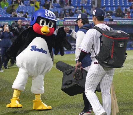 <p>　試合開始前、選手を迎えるヤクルトの球団人気マスコット「つば九郎」＝神宮</p>