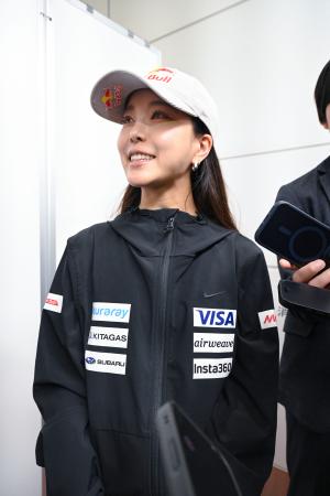 <p>　取材に応じる高梨沙羅＝３１日、羽田空港</p>