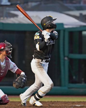 <p>　４回ソフトバンク１死満塁、周東が勝ち越しとなる左犠飛を放つ。捕手太田＝楽天モバイルパーク</p>