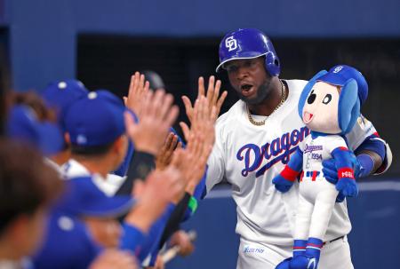 <p>　２回、先制本塁打を放ちナインに迎えられる中日・サノー＝バンテリンドーム</p>