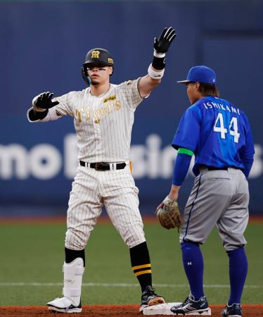 <p>　１回、先制二塁打を放ちポーズをとる阪神・佐藤（左）＝京セラドーム</p>