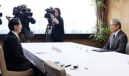 <p>　鳥取県の平井伸治知事（左）と面会する中国電力の中川賢剛社長＝３１日午後、県庁</p>
