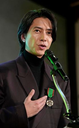 <p>　フランスの農事功労章を授与され、あいさつする山下智久さん＝３１日午後、東京都港区のフランス大使公邸</p>
