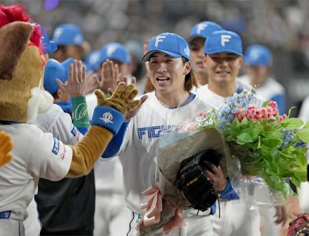 <p>　無安打無得点試合を達成し、チームメートから祝福を受ける日本ハム・細野（手前）＝エスコンフィールド</p>