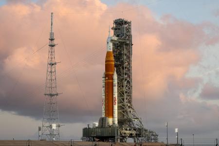 <p>　国際月探査「アルテミス計画」のロケット＝３月３１日、米フロリダ州ケネディ宇宙センター（ロイター＝共同）</p>