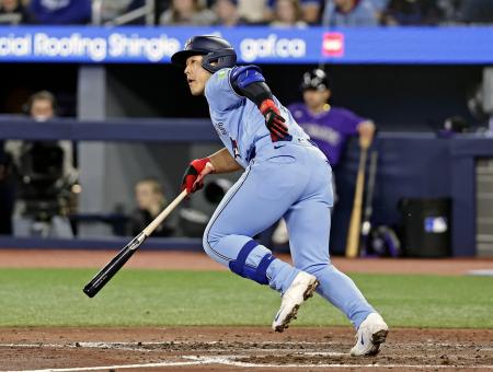 　ロッキーズ戦の７回、左前適時打を放つブルージェイズ・岡本＝トロント（共同）