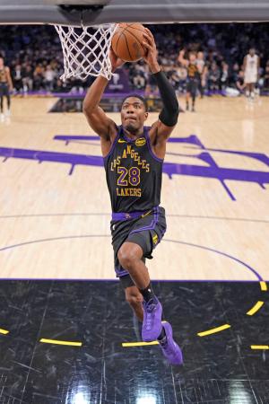 <p>　キャバリアーズ戦でダンクシュートを狙うレーカーズの八村＝ロサンゼルス（ＡＰ＝共同）</p>