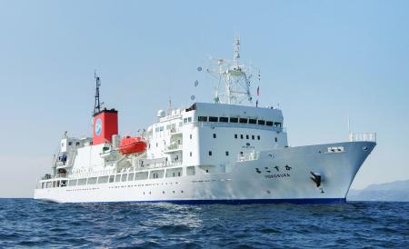 <p>　海洋研究開発機構の現役母船「よこすか」（同機構提供）</p>