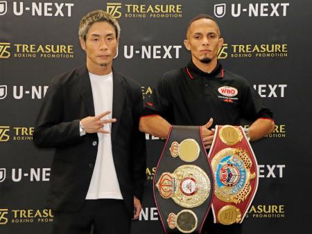 <p>　記者会見でポーズをとる挑戦者で元ＷＢＯミニマム級王者の谷口将隆（左）と２団体統一王者のレネ・サンティアゴ＝１日、東京都文京区</p>