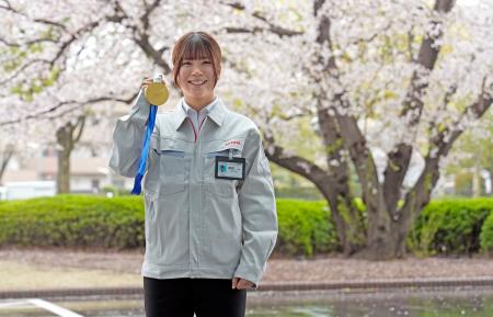 <p>　トヨタ自動車の入社式を終え、金メダルを手に笑顔を見せるスノーボード女子の深田茉莉＝１日、愛知県豊田市</p>