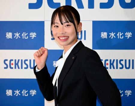 <p>　積水化学の入社式後に取材に応じ、ポーズをとる陸上女子の久保凜＝１日、京都市</p>