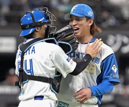<p>　ロッテ戦で無安打無得点試合を達成し、田宮裕涼捕手と喜ぶ日本ハム・細野晴希投手＝３月３１日、エスコンフィールド北海道</p>