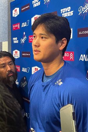 <p>　試合後、記者の質問に答えるドジャース・大谷＝ロサンゼルス（共同）</p>