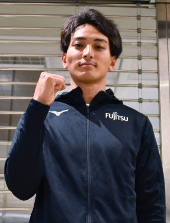 <p>　取材に応じポーズをとる、陸上男子走り幅跳びの橋岡優輝＝１日、成田空港</p>