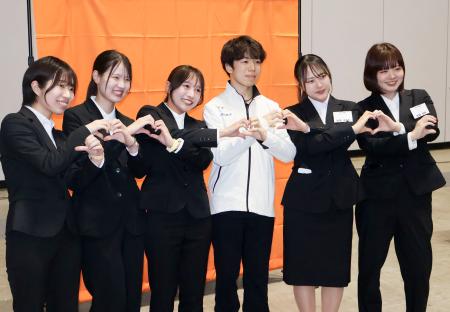 <p>　所属先の入社式にゲスト参加し、新入社員と写真に納まるフィギュアスケート男子の佐藤駿（右から３人目）＝１日、横浜市</p>