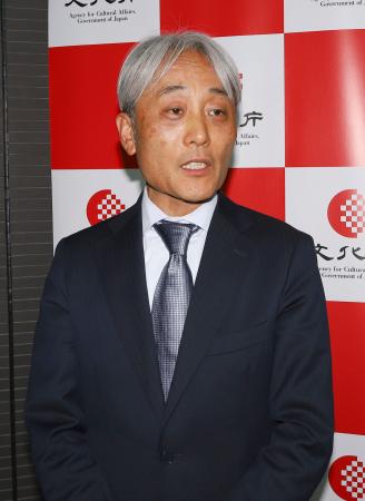 <p>　文化庁京都庁舎で取材に応じる、長官に就任した伊藤学司氏＝１日午後、京都市上京区</p>