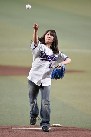 <p>　始球式を務めたスノーボード女子の村瀬心椛＝バンテリンドーム</p>