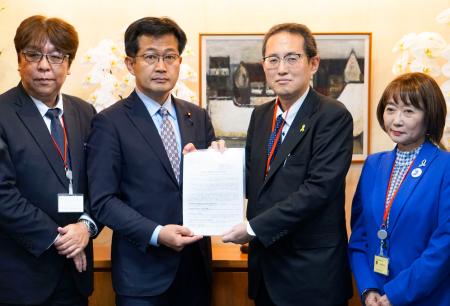 <p>　仁木博文厚労副大臣（中央左）に要望書を手渡す、全国がん患者団体連合会の天野慎介理事長（同右）＝１日午後、厚労省</p>