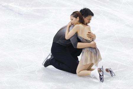 <p>　ミラノ五輪フィギュアスケートペア・フリーの演技を終え、抱き合う三浦璃来（右）と木原龍一＝２月、ミラノ</p>