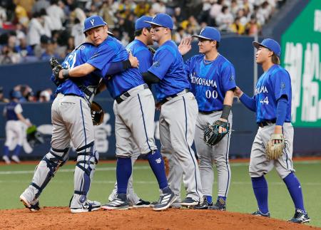 <p>　阪神を破って今季初勝利し、抱き合って喜ぶ筒香（左から２人目）らＤｅＮＡナイン＝京セラドーム</p>