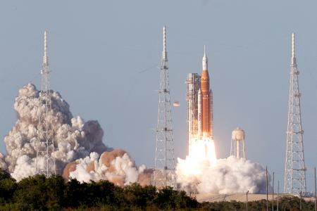 <p>　ケネディ宇宙センターから巨大ロケット「スペース・ローンチ・システム」で打ち上げられた宇宙船「オリオン」＝１日、フロリダ州ケープカナベラル（ロイター＝共同）</p>