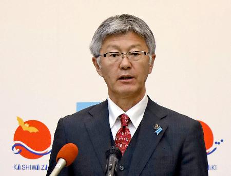 <p>　記者会見する新潟県柏崎市の桜井雅浩市長＝２日午前、柏崎市</p>