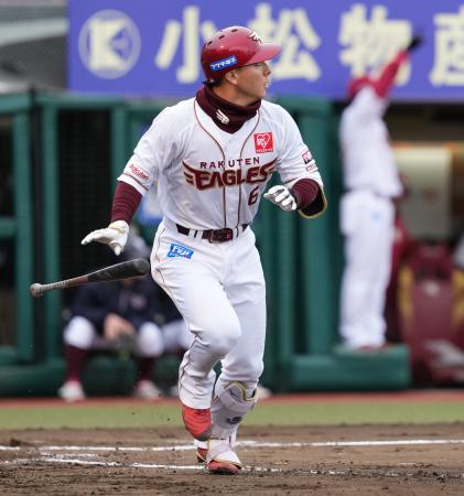 <p>　７回楽天１死、村林が左越えに本塁打を放つ＝楽天モバイルパーク</p>