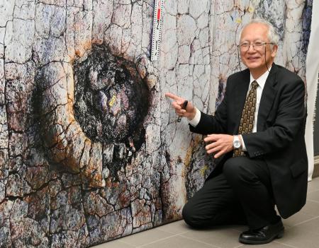 <p>　発掘した足跡化石について説明する岡山理大恐竜学博物館の石垣忍名誉館長＝２日午後、岡山市北区</p>