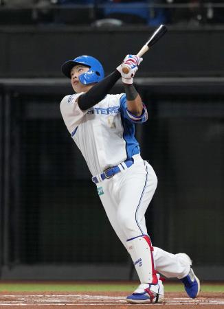 <p>　１回日本ハム２死、野村が左越えに先制ソロを放つ＝エスコンフィールド</p>