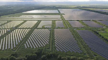 <p>　大規模太陽光発電所（メガソーラー）＝２０２５年８月、北海道釧路町</p>