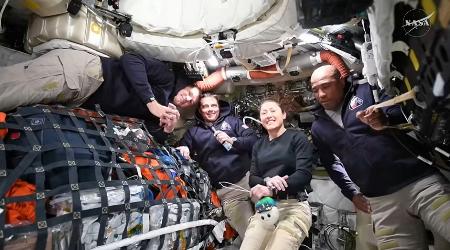 <p>　宇宙船オリオンからインタビューに応じる船長のリード・ワイズマン飛行士（左から２人目）ら（ＮＡＳＡの中継から）</p>
