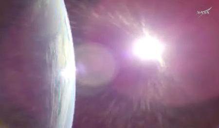 <p>　宇宙船オリオンが月へ向け軌道変更した後に撮影された地球（ＮＡＳＡの中継から）</p>