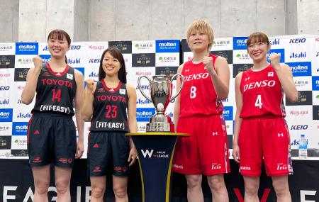 <p>　記者会見でポーズをとるトヨタ自動車の山本（中央左）とデンソーの高田（同右）ら＝３日、京王アリーナＴＯＫＹＯ</p>