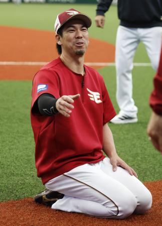 <p>　西武戦前の練習で笑顔を見せる楽天・前田健。国内ＦＡ権を取得した＝ベルーナドーム</p>