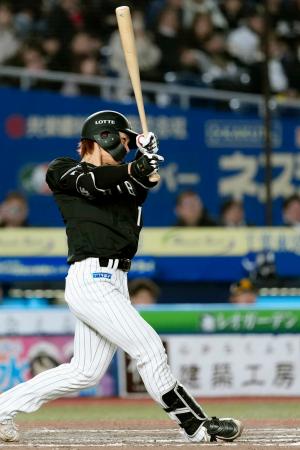 <p>　９回ロッテ２死二、三塁、藤原が右越えにサヨナラの二塁打を放つ＝ＺＯＺＯマリン</p>