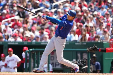 <p>　米大リーグ、ナショナルズ戦の３回、今季初本塁打となる３ランを放つドジャースの大谷翔平＝３日、ワシントン（共同）</p>
