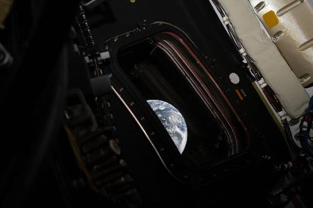 　宇宙船オリオンの窓から船長のリード・ワイズマン飛行士が撮影した地球の画像（ＮＡＳＡ提供・共同）
