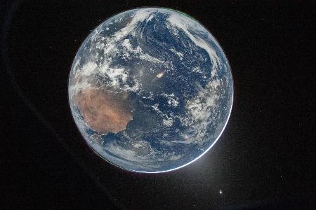 <p>　宇宙船オリオンの窓から船長のリード・ワイズマン飛行士が撮影した地球の画像（ＮＡＳＡ提供・共同）</p>