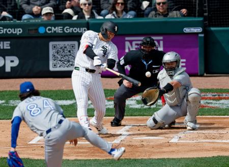 　ブルージェイズ戦の１回、中前打を放つホワイトソックス・村上。投手シース＝シカゴ（共同）