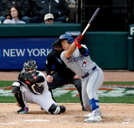 　ホワイトソックス戦の９回、４打席連続の空振り三振に倒れるブルージェイズ・岡本＝シカゴ（共同）