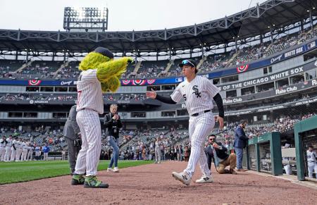 <p>　ブルージェイズとの本拠地開幕戦で、選手紹介でグラウンドに入るホワイトソックス・村上＝シカゴ（共同）</p>