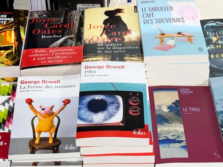 <p>　パリ市内の書店に積まれた小説「１９８４」（中央手前）＝３日（共同）</p>