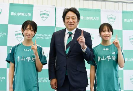 <p>　青学大陸上競技部の原晋監督とポーズをとる芦田和佳（左）と池野絵莉＝４日、相模原市</p>