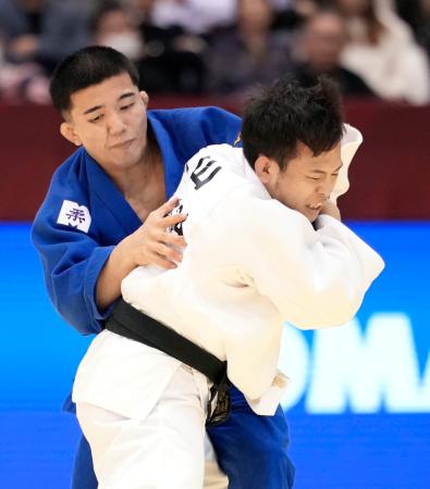 <p>　男子６０キロ級決勝　佐藤星衣（左）に敗れた永山竜樹＝福岡国際センター</p>