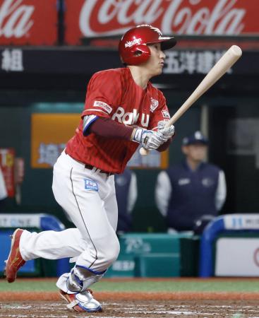 <p>　８回楽天２死一、二塁、小深田が右中間に先制の２点三塁打を放つ＝ベルーナドーム</p>