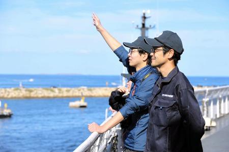 <p>　「しらせ」がオーストラリア・フリマントルに入港し、出迎えに手を振って応える南極地域観測隊員ら＝４日（南極観測隊同行記者撮影）</p>